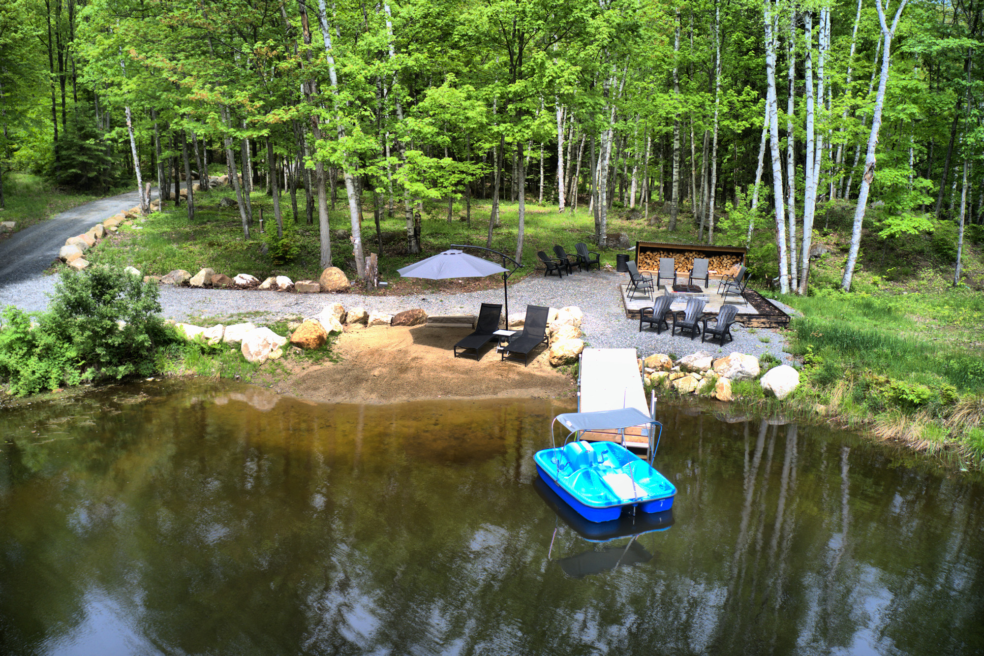 Étang, plage, rond de feu