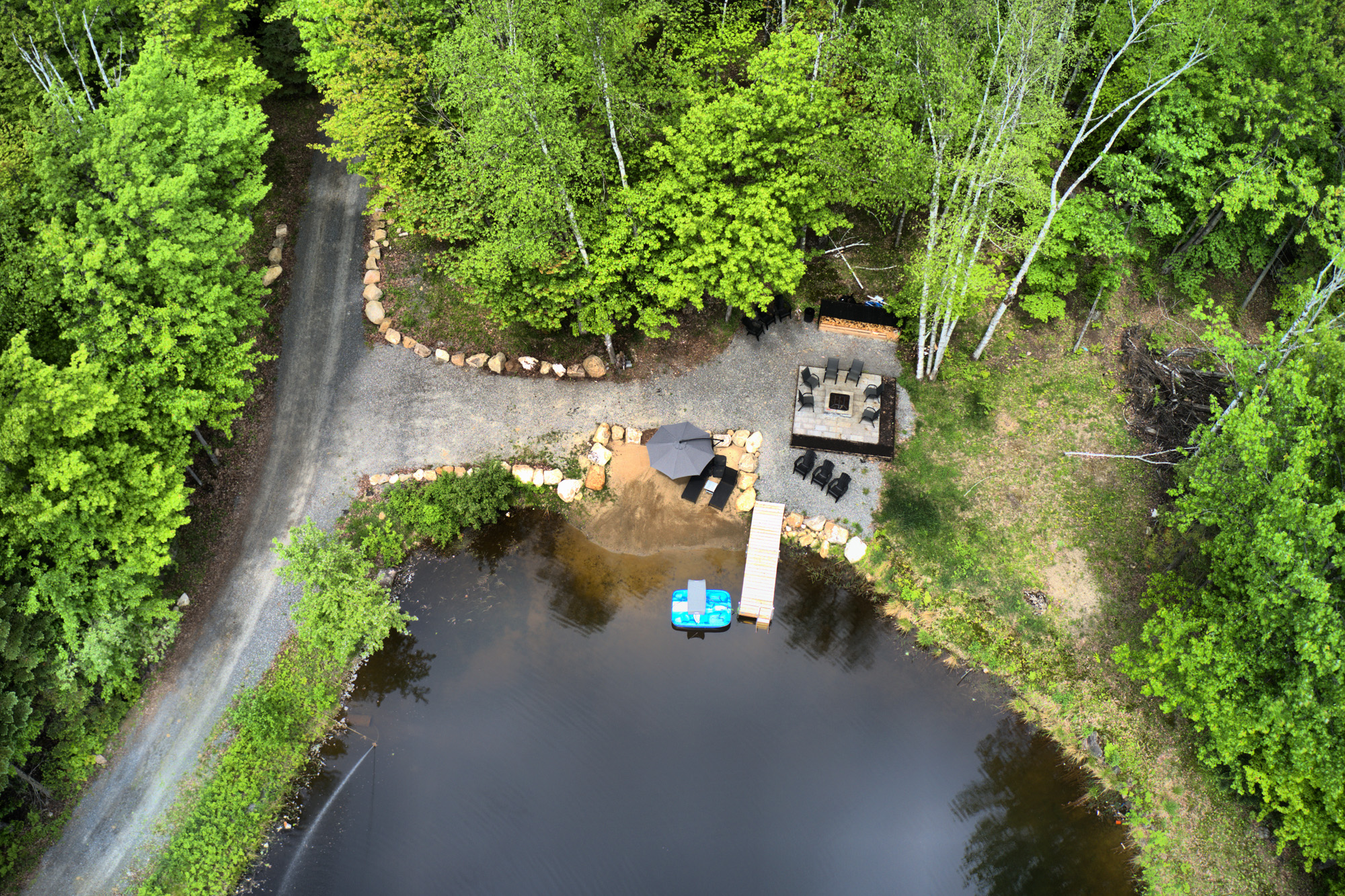 Étang, plage, rond de feu